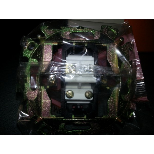 SALIDA DE CABLE CONEXION Y BRIDA CON GARRAS 3 SALIDA DE CABLE CONEXION Y BRIDA CON GARRAS