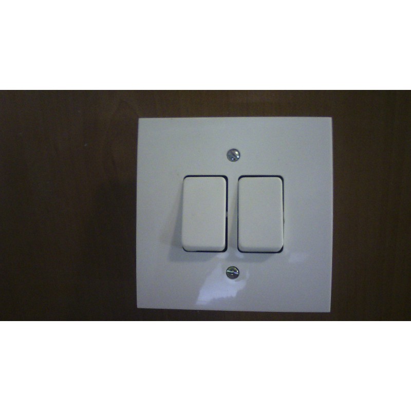 DOBLE INTERRUPTOR CON TAPA CUADRADA 6A 250V