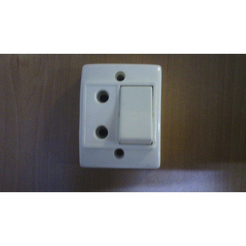 CONMUTADOR + ENCHUFE SUPERFICIE