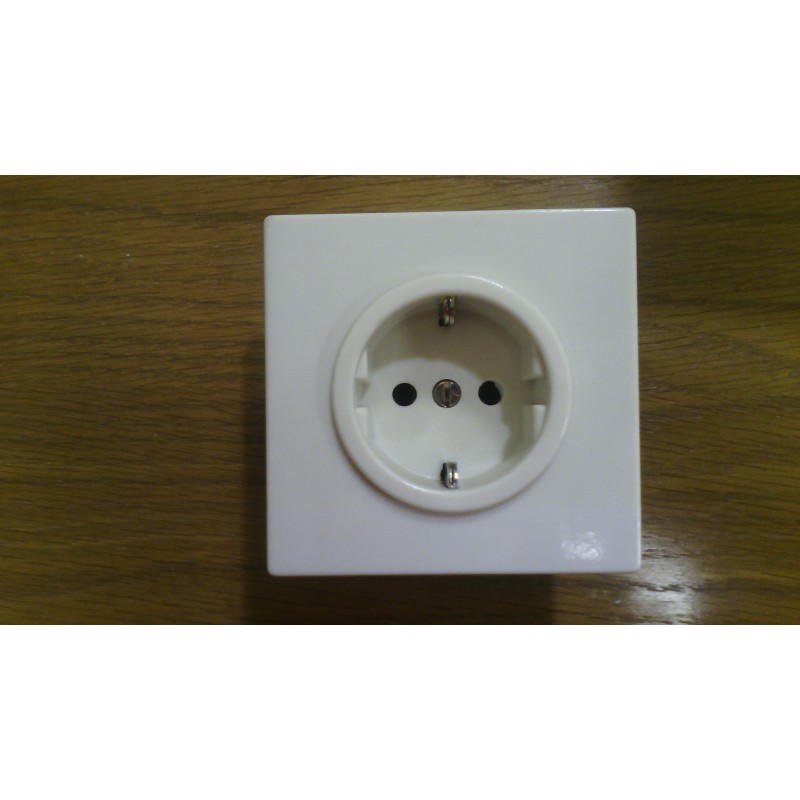 BASE DE ENCHUFE BIPOLAR CON TOMA DE TIERRA (UNEL) BTICINO