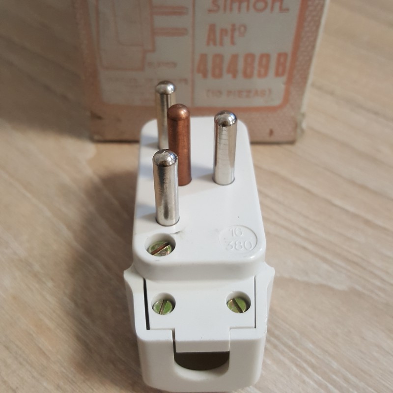 CLAVIJA SIMON DE ENCHUFE TRIPOLAR CON TOMA DE TIERRA 16 A 380 V