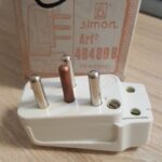 CLAVIJA SIMON DE ENCHUFE TRIPOLAR CON TOMA DE TIERRA 16 A 380 V