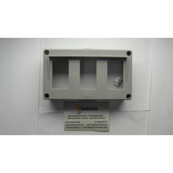 TAPA SUPERFICIE PARA 3 MECANISMOS COLOR GRIS 1 TAPA SUPERFICIE PARA 3 MECANISMOS COLOR GRIS