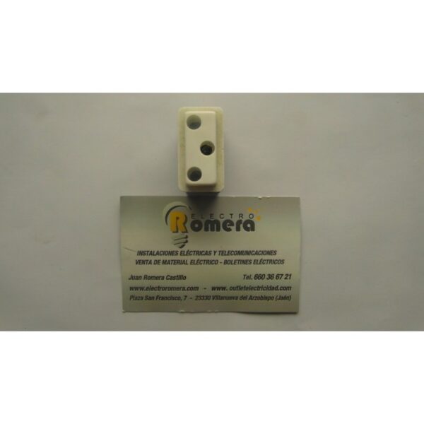 BASE DE ENCHUFE T.T DESPLAZADO