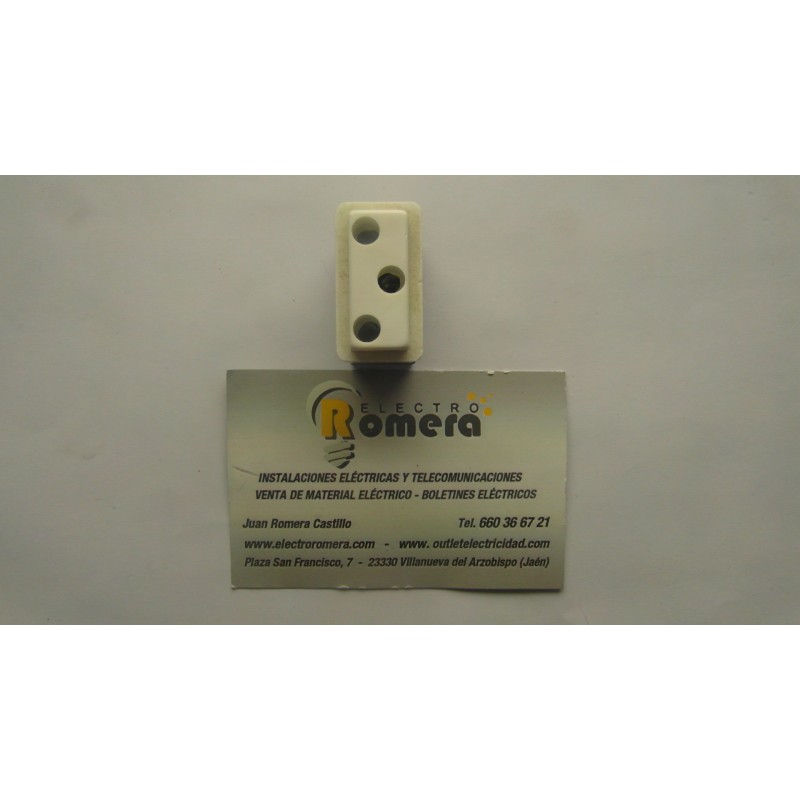 BASE DE ENCHUFE T.T DESPLAZADO