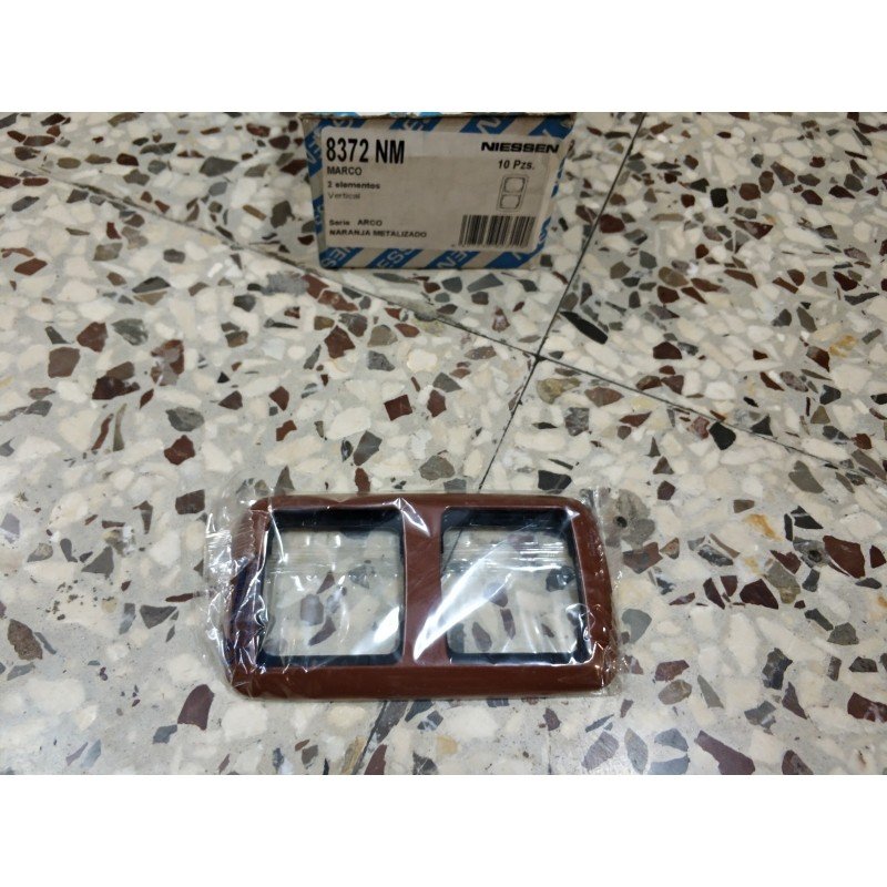 MARCO 2 ELEMENTOS VERTICAL NARANJA METALIZADO NIESSEN ARCO