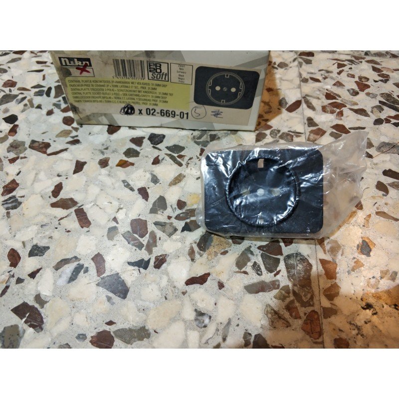 EMBELLECEDOR ENCHUFE BIPOLAR + TOMA LATERAL Y SEGURIDAD NIKO GRAFITO