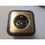 BASE ENCHUFE SHUCKO CON TOMA TIERRA LATERAL CON MARCO INCORPORADO MARRON 10/16 A 250 V 31452-36