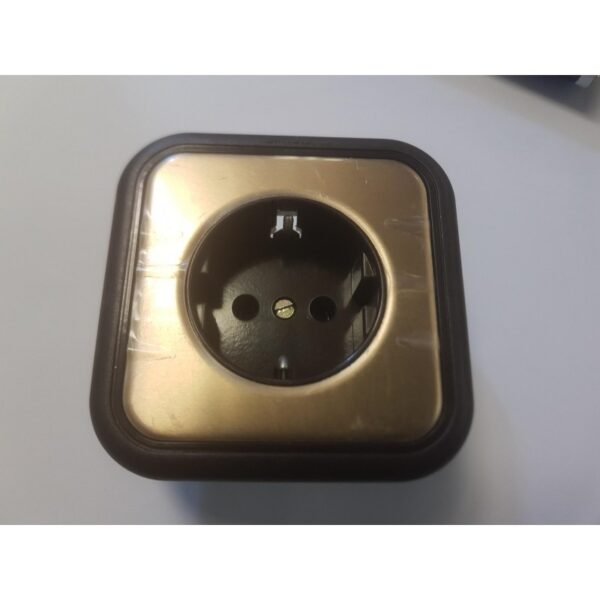 BASE ENCHUFE SHUCKO CON TOMA TIERRA LATERAL CON MARCO INCORPORADO MARRON 10/16 A 250 V 31452-36