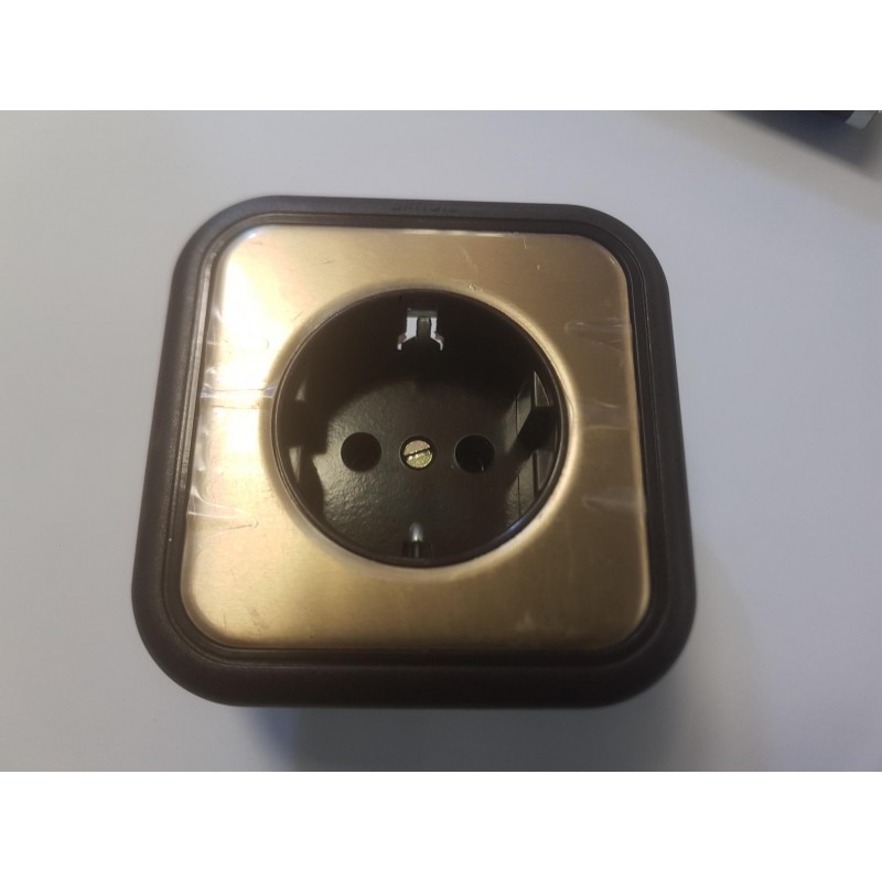 BASE ENCHUFE NORMAL CON TOMA TIERRA LATARAL CON MARCO INCORPORADO MARRON 10/16 A 250 V