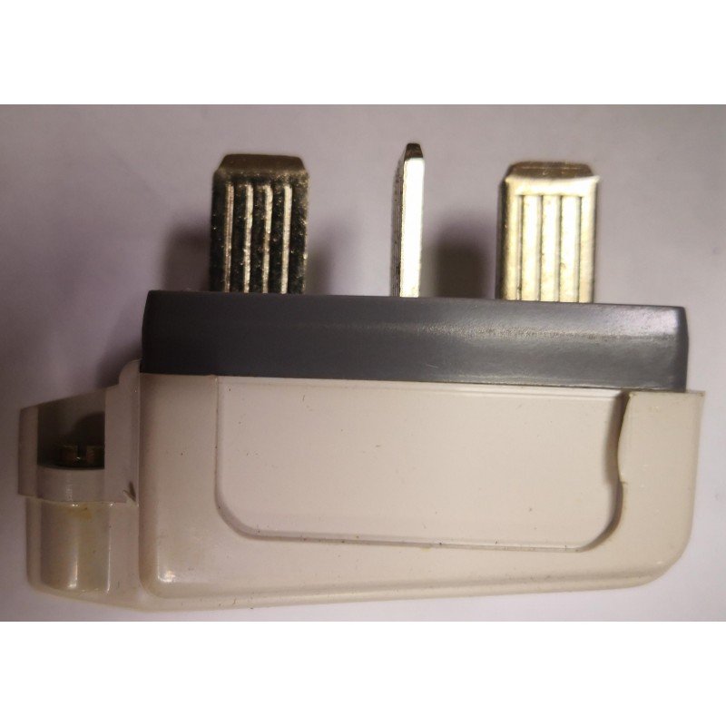 CLAVIJA DE ENCHUFE DIFERENCIALES TRIPOLAR 15 A 220 V-380 V