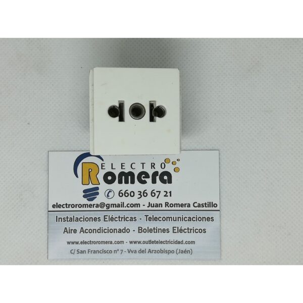 BASE ENCHUFE BIPOLAR Y TOMA DE TIERRA CON ADAPTADOR AMERICANO BJC BLANCO 1 BASE ENCHUFE BIPOLAR Y TOMA DE TIERRA CON ADAPTADOR AMERICANO BJC BLANCO