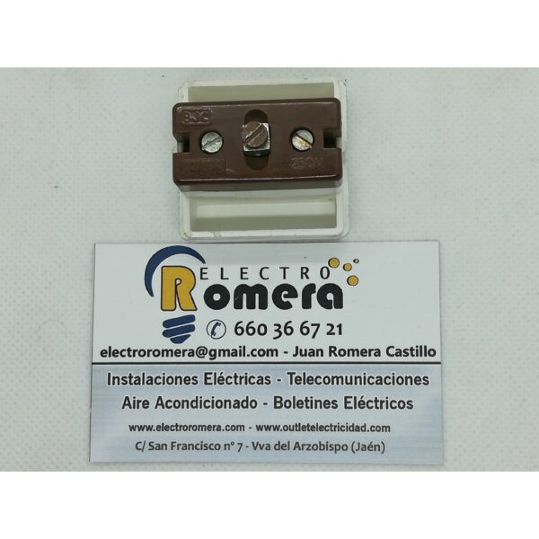 BASE ENCHUFE BIPOLAR Y TOMA DE TIERRA CON ADAPTADOR AMERICANO BJC BLANCO 3 BASE ENCHUFE BIPOLAR Y TOMA DE TIERRA CON ADAPTADOR AMERICANO BJC BLANCO