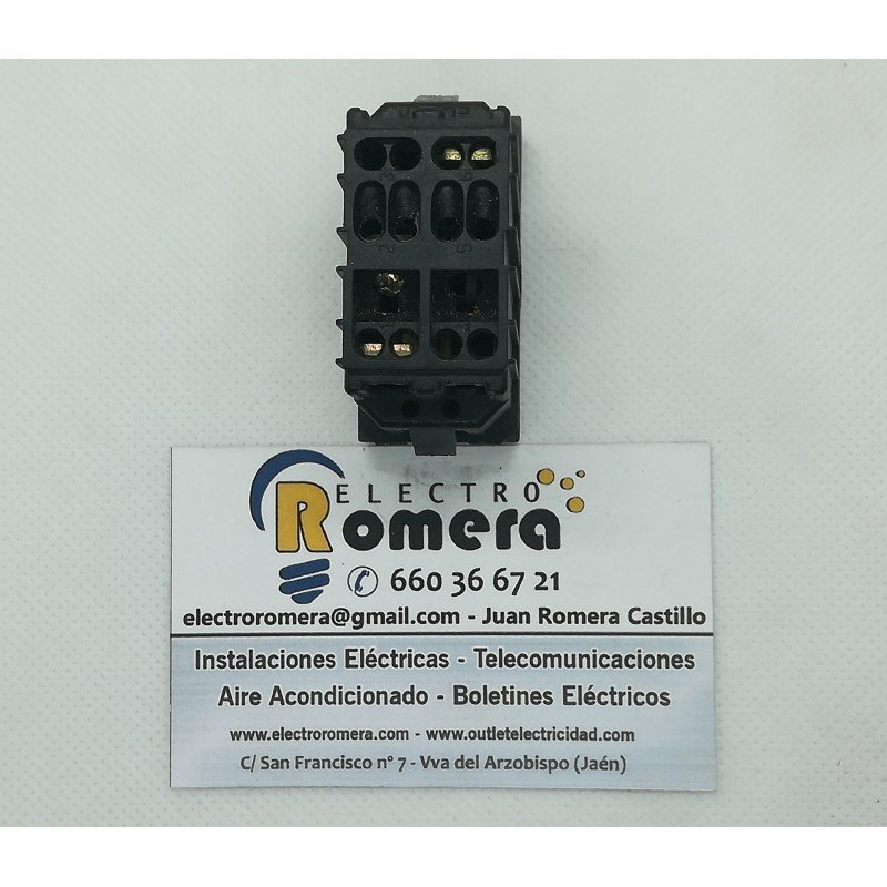 ENCHUFE CON TOMA TIERRA BASE DESPLAZADA 10/16A 250V