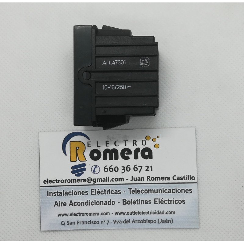 ENCHUFE CON TOMA TIERRA BASE DESPLAZADA 10/16A 250V