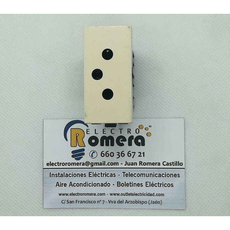 ENCHUFE CON TOMA TIERRA BASE DESPLAZADA 10/16A 250V