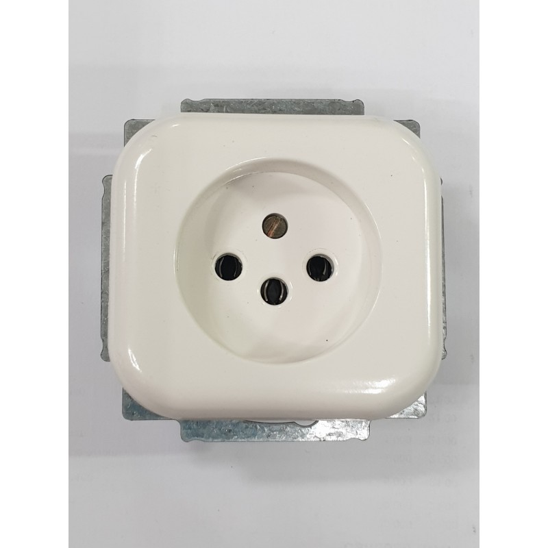 ENCHUFE 2P+TT.DESPLAZADA 7006 BA