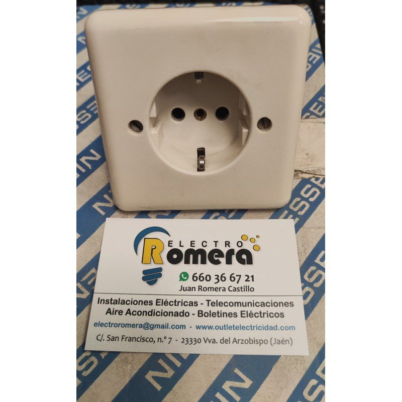 Enchufe shucko 2 p+t con placa 80* 80 4088