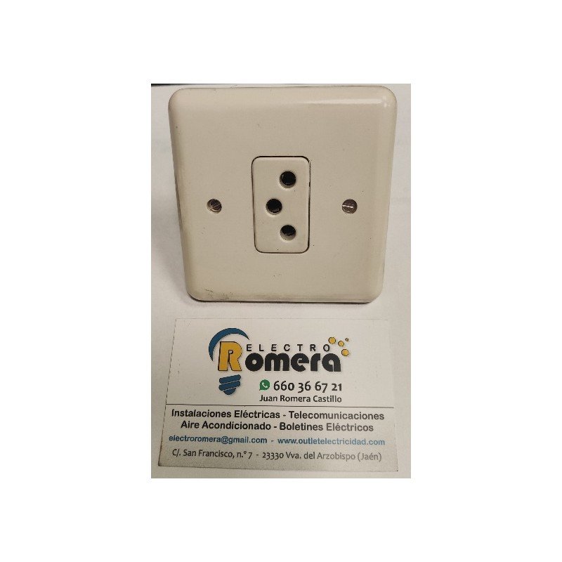 BASE ENCHUFE 2P + T DESPLAZADAQ CON PLACA 80*80 4006