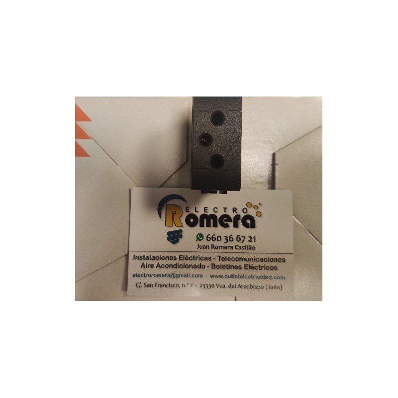 L4124 TOMA 2P+T 10A 250V NEGRO LIVING