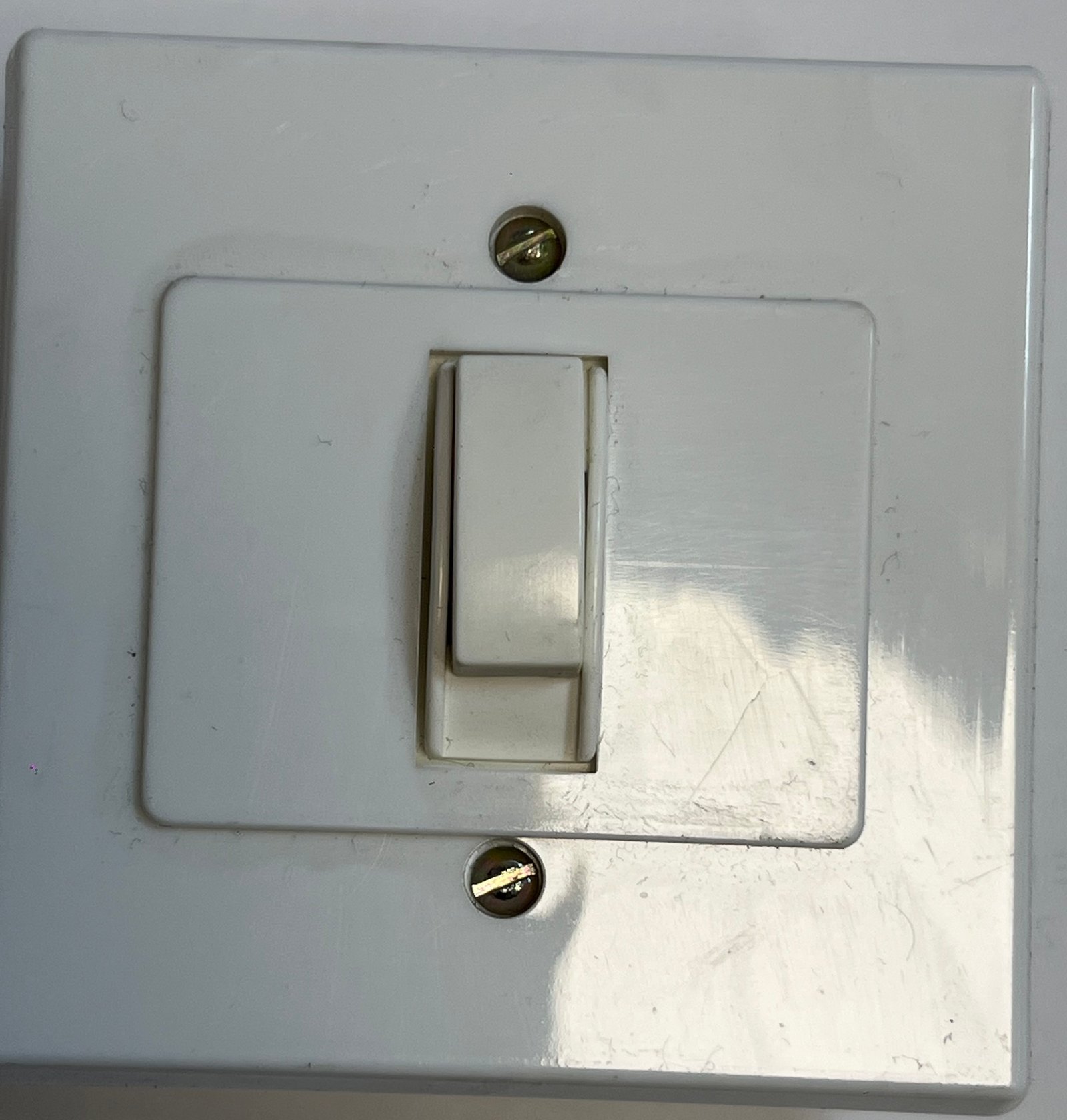 PLACA CON CONMUTADOR BJC INCORPORADA 702 6A 250V BLANCO