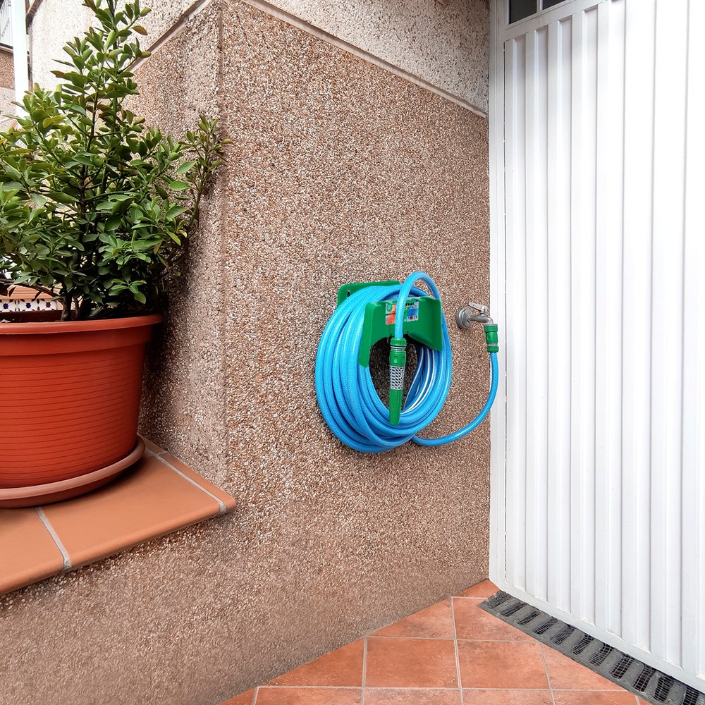 Soporte Para Mangueras De Jardín. Fijación a la  Pared. Realizado en Plastico